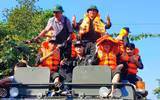 Hình ảnh ấm áp nghĩa tình của Công an Thủ đô trong một ngày dài sát cánh cùng nhân dân chống lũ
