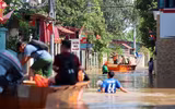 Hình ảnh ấm áp nghĩa tình của Công an Thủ đô trong một ngày dài sát cánh cùng nhân dân chống lũ
