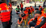 Hình ảnh ấm áp nghĩa tình của Công an Thủ đô trong một ngày dài sát cánh cùng nhân dân chống lũ