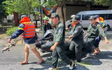 Hình ảnh ấm áp nghĩa tình của Công an Thủ đô trong một ngày dài sát cánh cùng nhân dân chống lũ