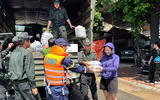 Hình ảnh ấm áp nghĩa tình của Công an Thủ đô trong một ngày dài sát cánh cùng nhân dân chống lũ