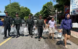 Hình ảnh ấm áp nghĩa tình của Công an Thủ đô trong một ngày dài sát cánh cùng nhân dân chống lũ