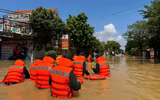 Hình ảnh ấm áp nghĩa tình của Công an Thủ đô trong một ngày dài sát cánh cùng nhân dân chống lũ