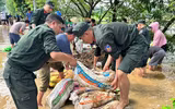 Hình ảnh ấm áp nghĩa tình của Công an Thủ đô trong một ngày dài sát cánh cùng nhân dân chống lũ