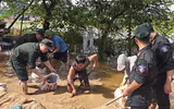 Hình ảnh ấm áp nghĩa tình của Công an Thủ đô trong một ngày dài sát cánh cùng nhân dân chống lũ
