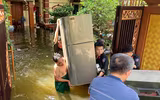 Hình ảnh ấm áp nghĩa tình của Công an Thủ đô trong một ngày dài sát cánh cùng nhân dân chống lũ