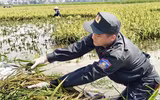 Hình ảnh ấm áp nghĩa tình của Công an Thủ đô trong một ngày dài sát cánh cùng nhân dân chống lũ