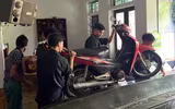 Hình ảnh ấm áp nghĩa tình của Công an Thủ đô trong một ngày dài sát cánh cùng nhân dân chống lũ