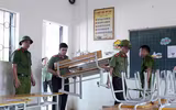 Hình ảnh xúc động khi hàng trăm cán bộ, chiến sỹ Công an Thủ đô dọn dẹp sau ngập lụt giúp người dân xã Trung Giã