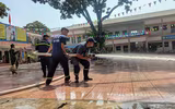 Hình ảnh xúc động khi hàng trăm cán bộ, chiến sỹ Công an Thủ đô dọn dẹp sau ngập lụt giúp người dân xã Trung Giã