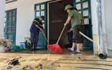 Hình ảnh xúc động khi hàng trăm cán bộ, chiến sỹ Công an Thủ đô dọn dẹp sau ngập lụt giúp người dân xã Trung Giã