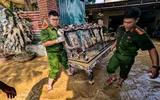 Hình ảnh xúc động khi hàng trăm cán bộ, chiến sỹ Công an Thủ đô dọn dẹp sau ngập lụt giúp người dân xã Trung Giã
