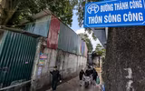 Hình ảnh xúc động khi hàng trăm cán bộ, chiến sỹ Công an Thủ đô dọn dẹp sau ngập lụt giúp người dân xã Trung Giã