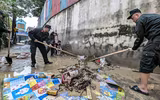 Hình ảnh xúc động khi hàng trăm cán bộ, chiến sỹ Công an Thủ đô dọn dẹp sau ngập lụt giúp người dân xã Trung Giã