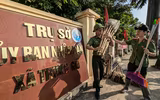 Hình ảnh xúc động khi hàng trăm cán bộ, chiến sỹ Công an Thủ đô dọn dẹp sau ngập lụt giúp người dân xã Trung Giã