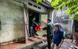 Hình ảnh xúc động khi hàng trăm cán bộ, chiến sỹ Công an Thủ đô dọn dẹp sau ngập lụt giúp người dân xã Trung Giã
