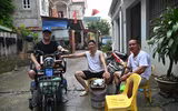 Hình ảnh xúc động khi hàng trăm cán bộ, chiến sỹ Công an Thủ đô dọn dẹp sau ngập lụt giúp người dân xã Trung Giã