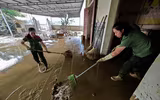 Ấm lòng hình ảnh Công an Thủ đô tất tả dọn bùn giúp dân ven sông xã Trung Giã sau lũ lớn