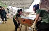 Ấm lòng hình ảnh Công an Thủ đô tất tả dọn bùn giúp dân ven sông xã Trung Giã sau lũ lớn