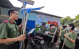 Ấm lòng hình ảnh Công an Thủ đô tất tả dọn bùn giúp dân ven sông xã Trung Giã sau lũ lớn