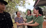 Ấm lòng hình ảnh Công an Thủ đô tất tả dọn bùn giúp dân ven sông xã Trung Giã sau lũ lớn