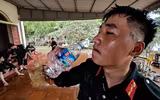 Ấm lòng hình ảnh Công an Thủ đô tất tả dọn bùn giúp dân ven sông xã Trung Giã sau lũ lớn