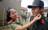 Ấm lòng hình ảnh Công an Thủ đô tất tả dọn bùn giúp dân ven sông xã Trung Giã sau lũ lớn