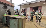 Ấm lòng hình ảnh Công an Thủ đô tất tả dọn bùn giúp dân ven sông xã Trung Giã sau lũ lớn