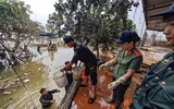 Ấm lòng hình ảnh Công an Thủ đô tất tả dọn bùn giúp dân ven sông xã Trung Giã sau lũ lớn