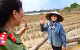 Ấm lòng hình ảnh Công an Thủ đô tất tả dọn bùn giúp dân ven sông xã Trung Giã sau lũ lớn