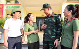 Ấm lòng hình ảnh Công an Thủ đô tất tả dọn bùn giúp dân ven sông xã Trung Giã sau lũ lớn