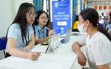 Cận cảnh xe tiếp nhận thủ tục hành chính lưu động đầu tiên hoạt động ở Hà Nội