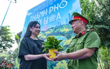 Các nghệ sỹ cùng Công an Thủ đô chung tay trồng cây để 