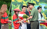 Các nghệ sỹ cùng Công an Thủ đô chung tay trồng cây để 