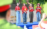 Các nghệ sỹ cùng Công an Thủ đô chung tay trồng cây để 