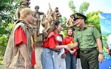 Các nghệ sỹ cùng Công an Thủ đô chung tay trồng cây để 