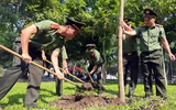 Các nghệ sỹ cùng Công an Thủ đô chung tay trồng cây để 