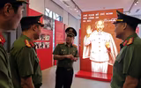 Lãnh đạo UBND TP và Giám đốc CATP Hà Nội tặng quà các em học sinh tham quan Bảo tàng Công an Hà Nội