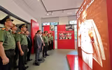 Lãnh đạo UBND TP và Giám đốc CATP Hà Nội tặng quà các em học sinh tham quan Bảo tàng Công an Hà Nội