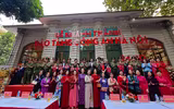 Lãnh đạo UBND TP và Giám đốc CATP Hà Nội tặng quà các em học sinh tham quan Bảo tàng Công an Hà Nội