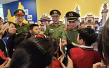 Lãnh đạo UBND TP và Giám đốc CATP Hà Nội tặng quà các em học sinh tham quan Bảo tàng Công an Hà Nội