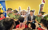 Lãnh đạo UBND TP và Giám đốc CATP Hà Nội tặng quà các em học sinh tham quan Bảo tàng Công an Hà Nội