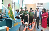 Lãnh đạo UBND TP và Giám đốc CATP Hà Nội tặng quà các em học sinh tham quan Bảo tàng Công an Hà Nội