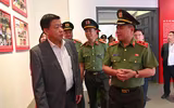 Lãnh đạo UBND TP và Giám đốc CATP Hà Nội tặng quà các em học sinh tham quan Bảo tàng Công an Hà Nội