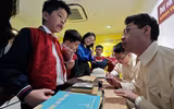 Lãnh đạo UBND TP và Giám đốc CATP Hà Nội tặng quà các em học sinh tham quan Bảo tàng Công an Hà Nội