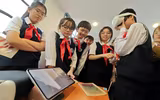 Lãnh đạo UBND TP và Giám đốc CATP Hà Nội tặng quà các em học sinh tham quan Bảo tàng Công an Hà Nội