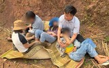 Xe ô tô con lao xuống vách núi bẹp rúm, cả gia đình thoát chết thần kỳ