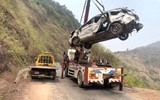 Xe ô tô con lao xuống vách núi bẹp rúm, cả gia đình thoát chết thần kỳ