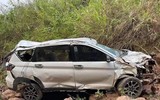 Xe ô tô con lao xuống vách núi bẹp rúm, cả gia đình thoát chết thần kỳ
