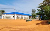Cận cảnh hàng loạt ô tô, xe máy bị vùi trong cát sau cơn mưa lớn